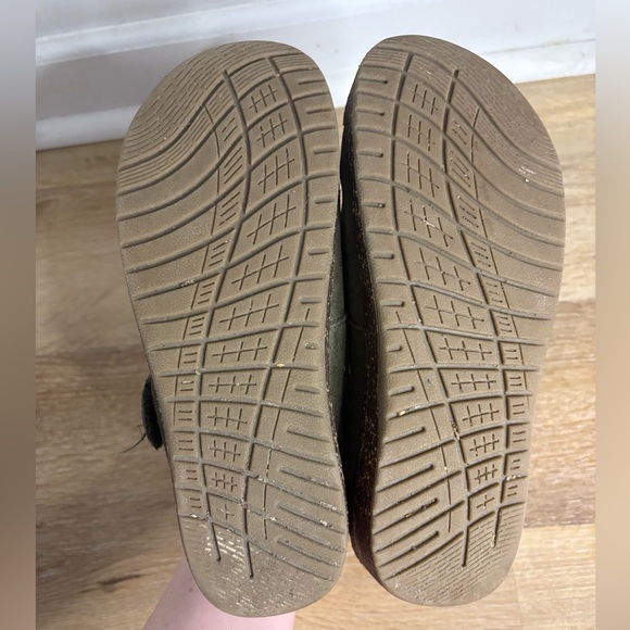 Earth Origins Aurora Jade Classic Fur Lined Clogs in Olive Green - Picture 11 of 11